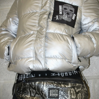 Doudoune Silver Upcycling – Patch Slogan & Motif Serpent